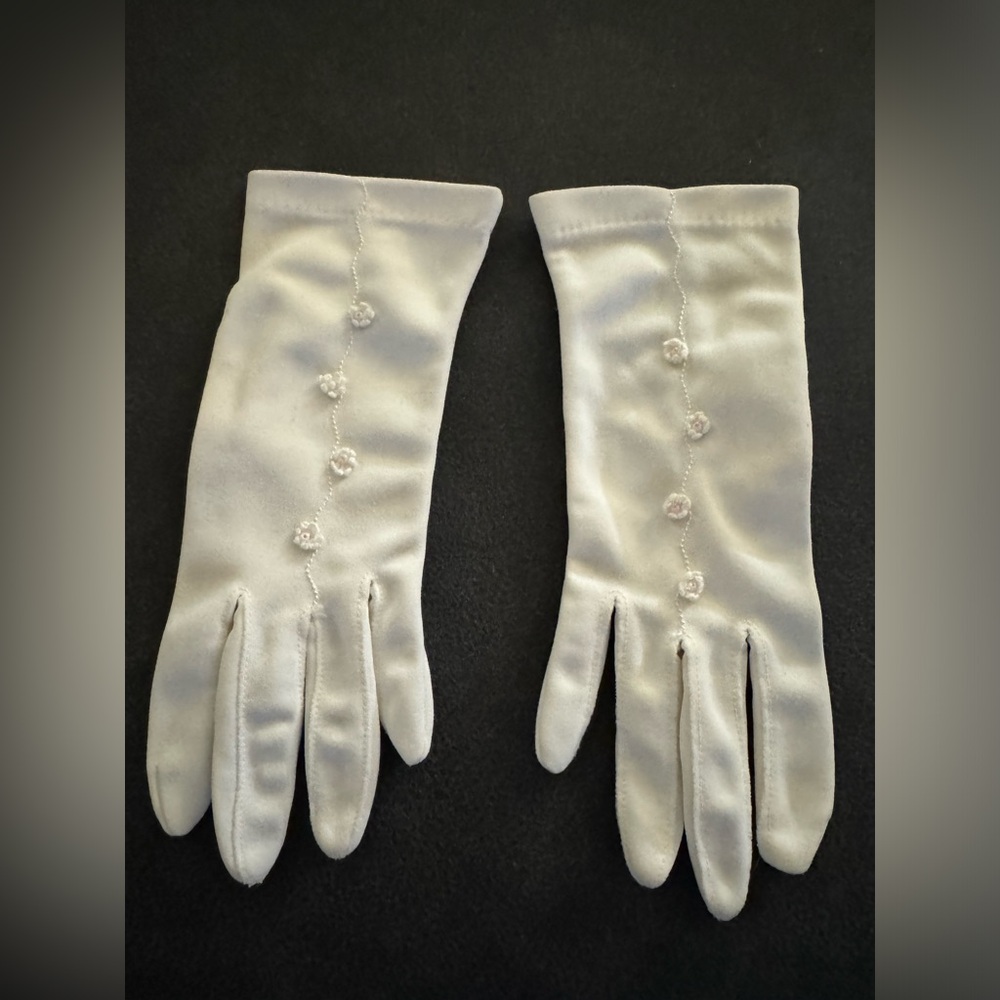 Vintage cream ladies gloves